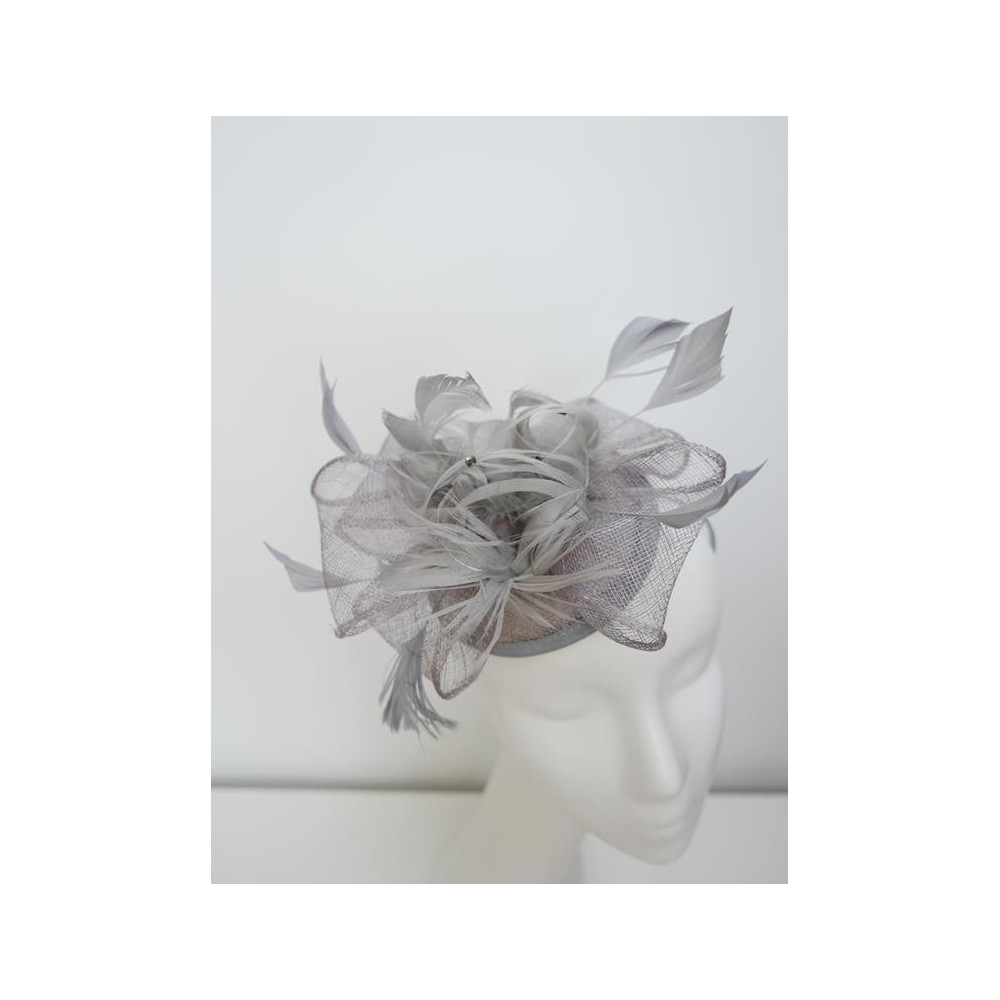 Szary fascynator z sinamay z piórami na przepasce