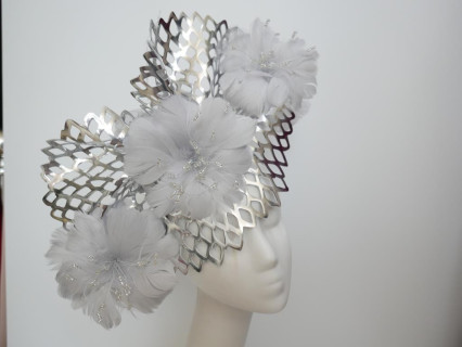 Srebrny fascynator z piórami  na przepasce