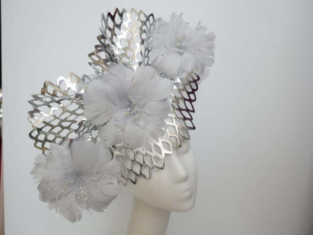 Srebrny fascynator z piórami  na przepasce