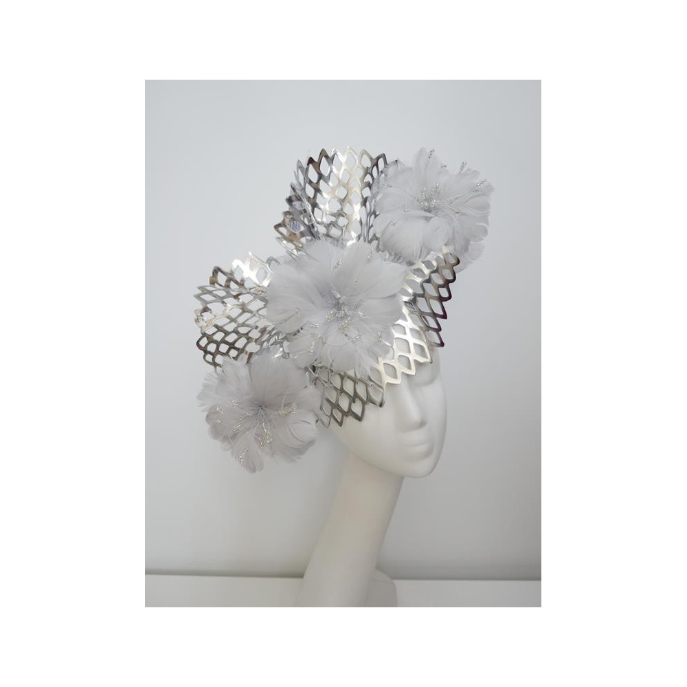 Srebrny fascynator z piórami  na przepasce