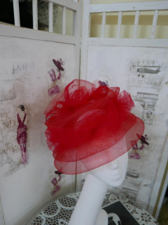 Casablanca czerwony kapelusz koktajlowy z crin