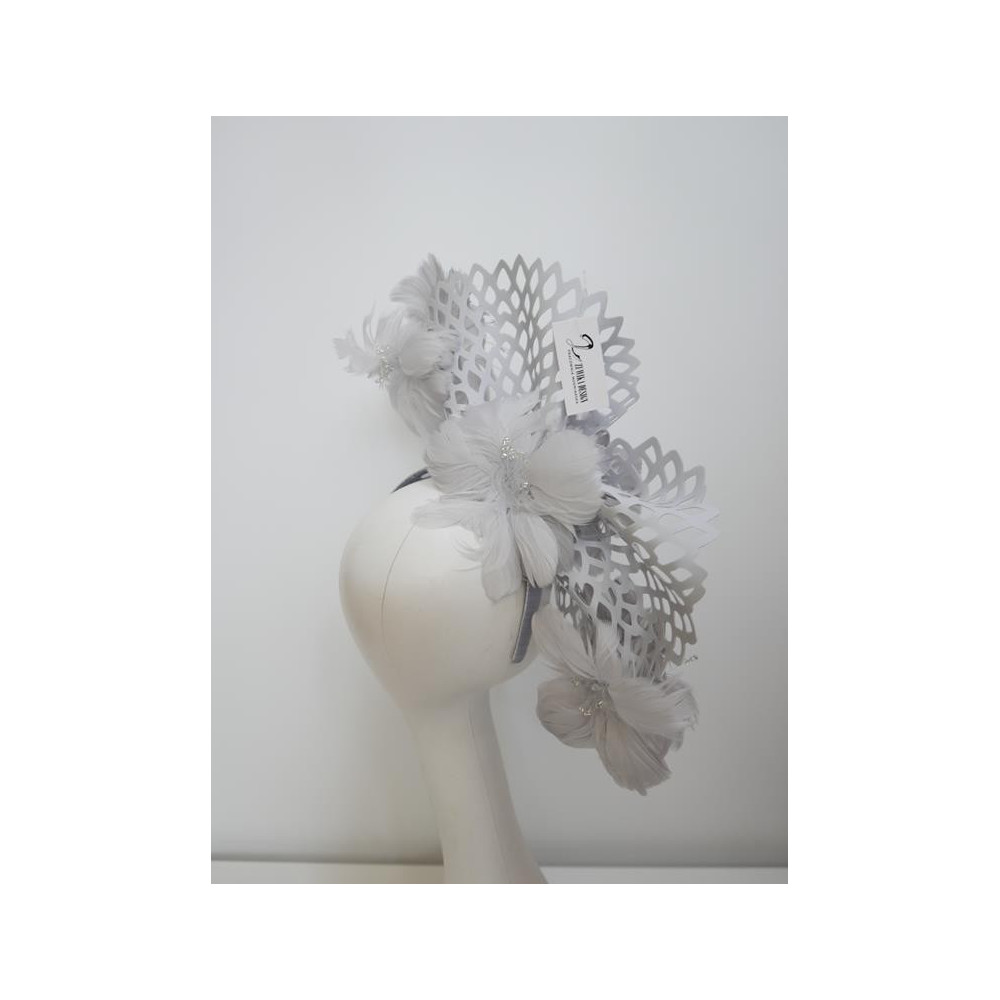 Srebrny fascynator z piórami  na przepasce