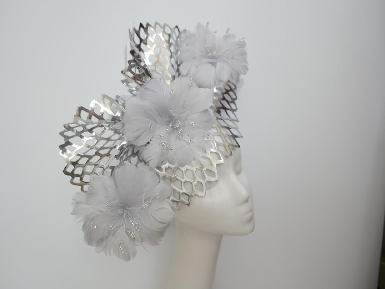Srebrny fascynator z piórami  na przepasce