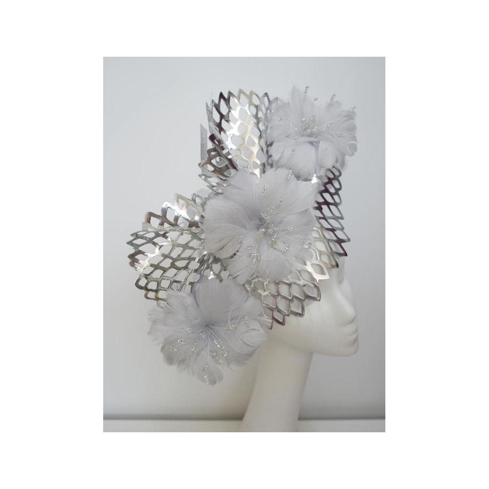Srebrny fascynator z piórami  na przepasce