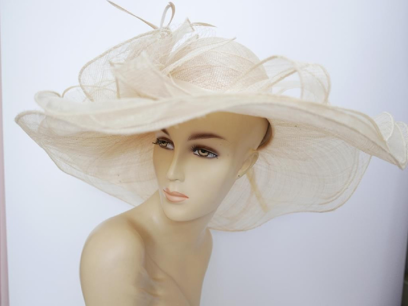 Beżowy kapelusz sinamay z dużym rondem do 56 cm