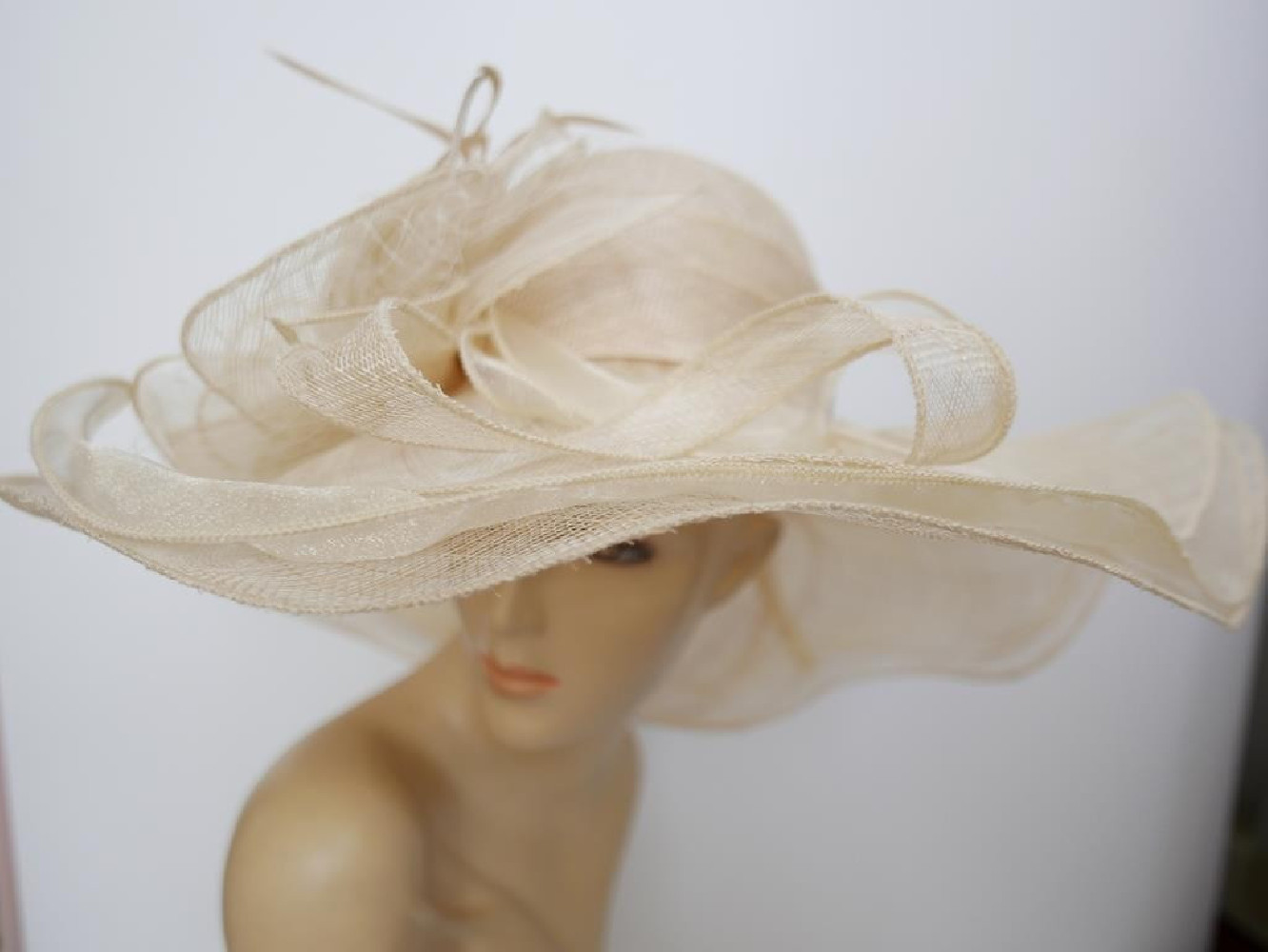 Beżowy kapelusz sinamay z dużym rondem do 56 cm