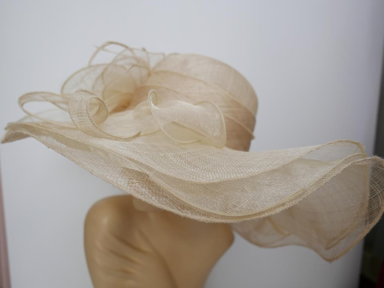 Beżowy kapelusz sinamay z dużym rondem do 56 cm