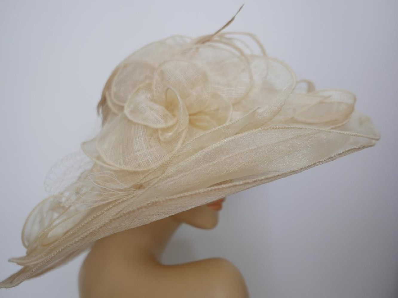 Beżowy kapelusz sinamay z dużym rondem do 56 cm