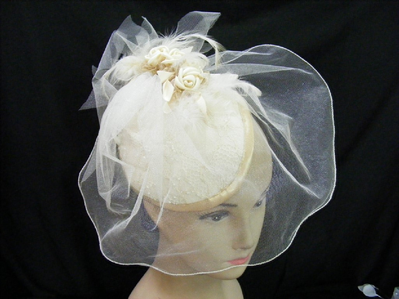 Cappuccino toczek, fascynator z tiulem