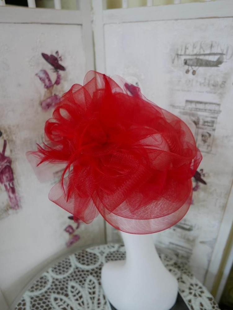 Casablanca czerwony kapelusz koktajlowy z crin