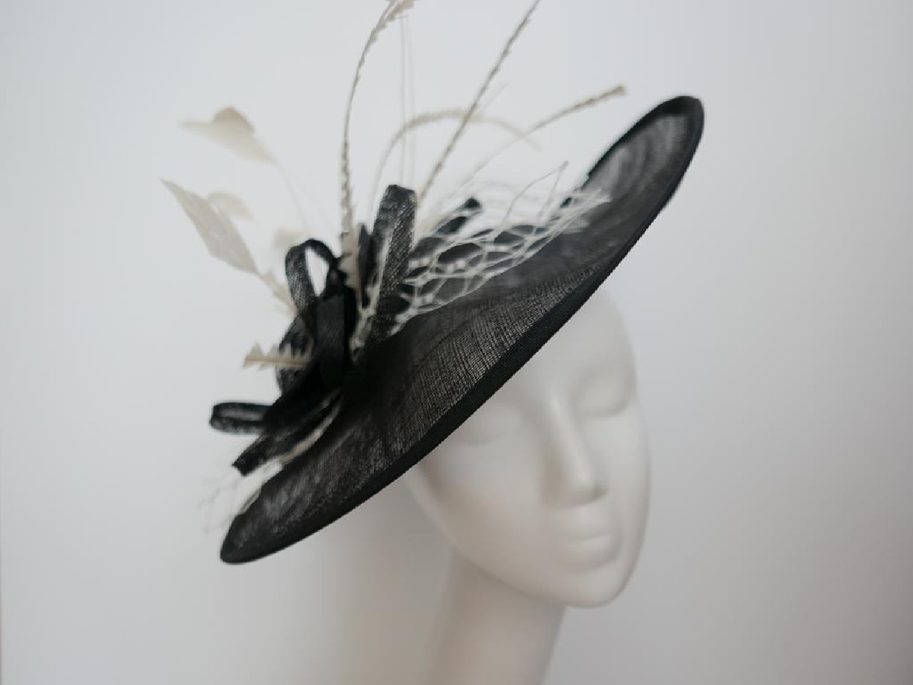 Czarno śmietankowy kapelusz koktajlowy dysk z sinamay z piórami