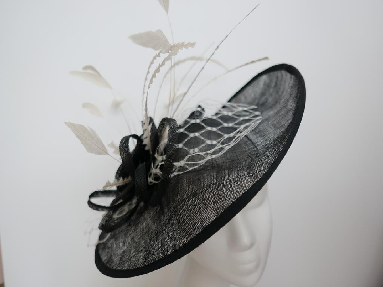 Czarno śmietankowy kapelusz koktajlowy dysk z sinamay z piórami