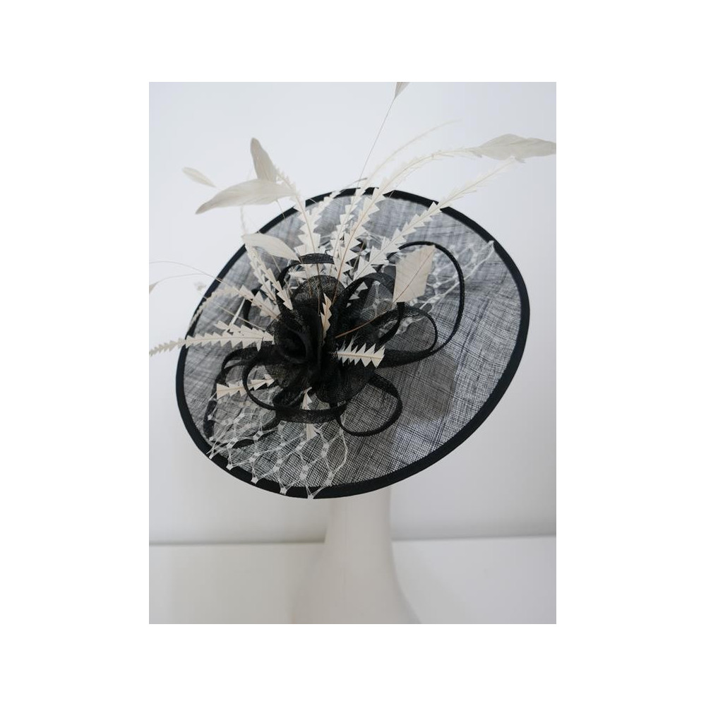 Czarno śmietankowy kapelusz koktajlowy dysk z sinamay z piórami