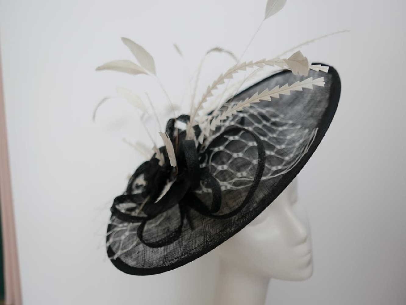 Czarno śmietankowy kapelusz koktajlowy dysk z sinamay z piórami