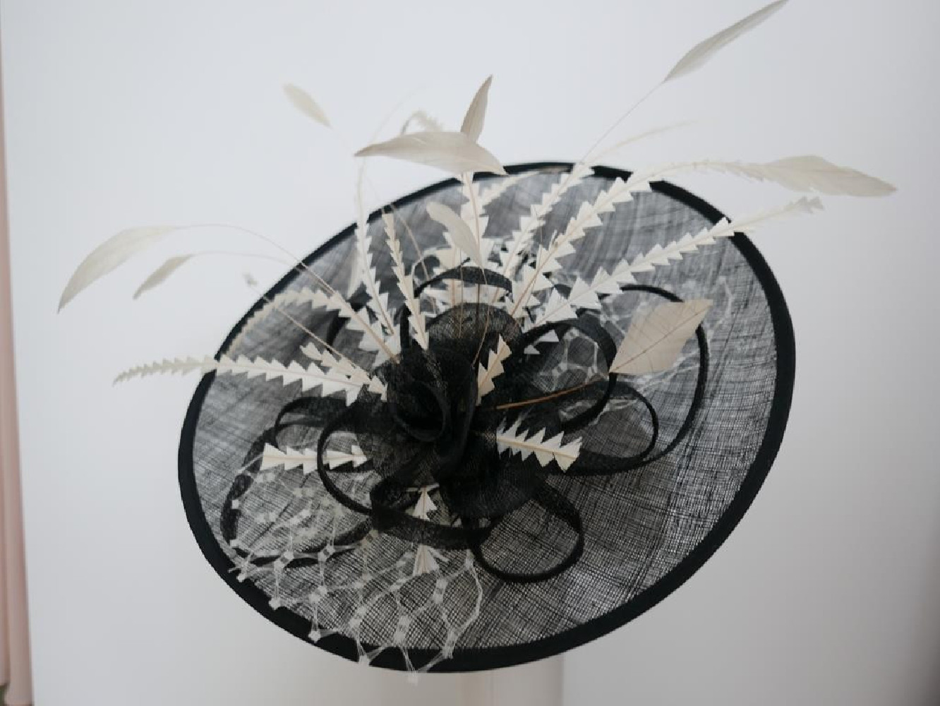Czarno śmietankowy kapelusz koktajlowy dysk z sinamay z piórami