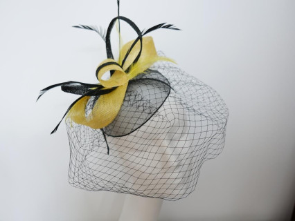 Czarno żółty fascynator z crinz woalką  na przepasce