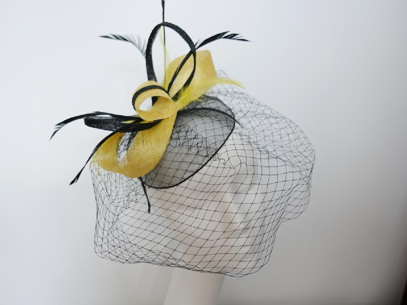 Czarno żółty fascynator z crinz woalką  na przepasce