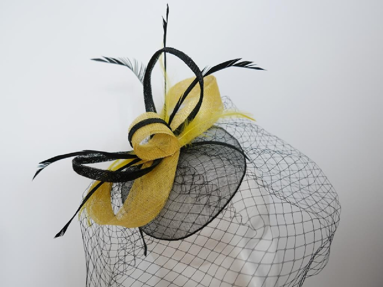 Czarno żółty fascynator z crinz woalką  na przepasce