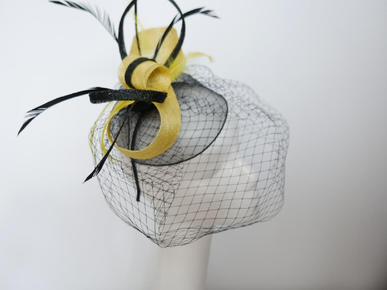 Czarno żółty fascynator z crinz woalką  na przepasce