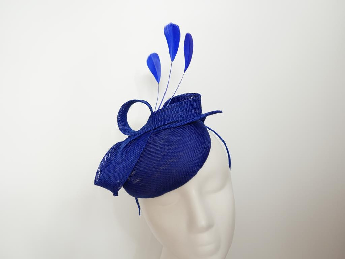 Szafirowy fascynator z lnu z piórami na przepasce