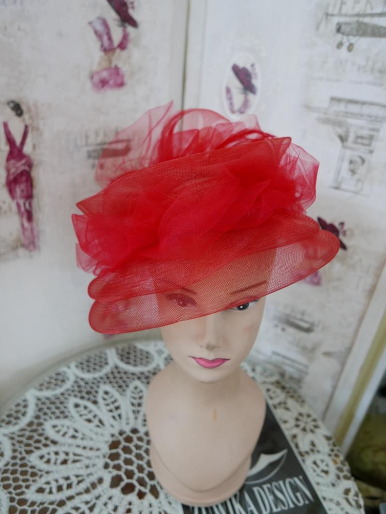 Casablanca czerwony kapelusz koktajlowy z crin