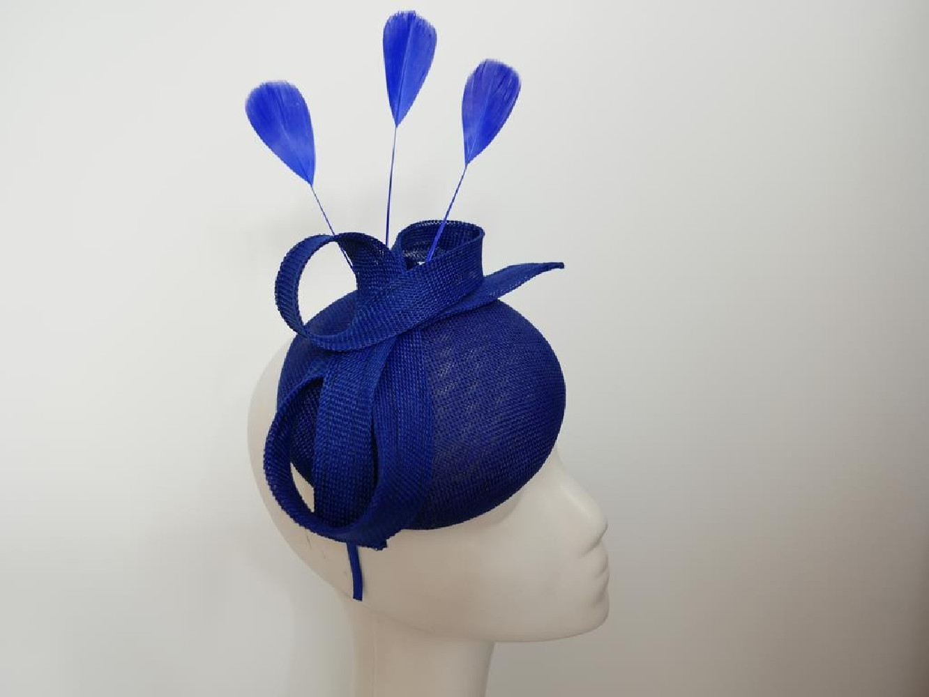 Szafirowy fascynator z lnu z piórami na przepasce