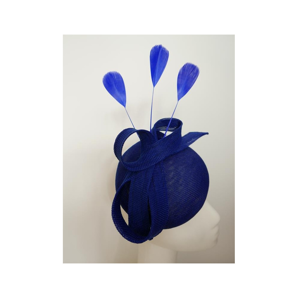 Szafirowy fascynator z lnu z piórami na przepasce