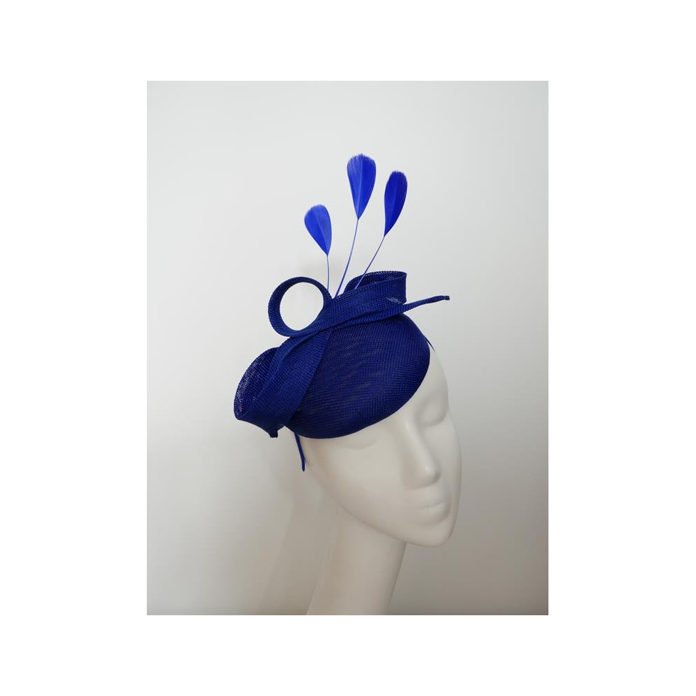 Szafirowy fascynator z lnu z piórami na przepasce
