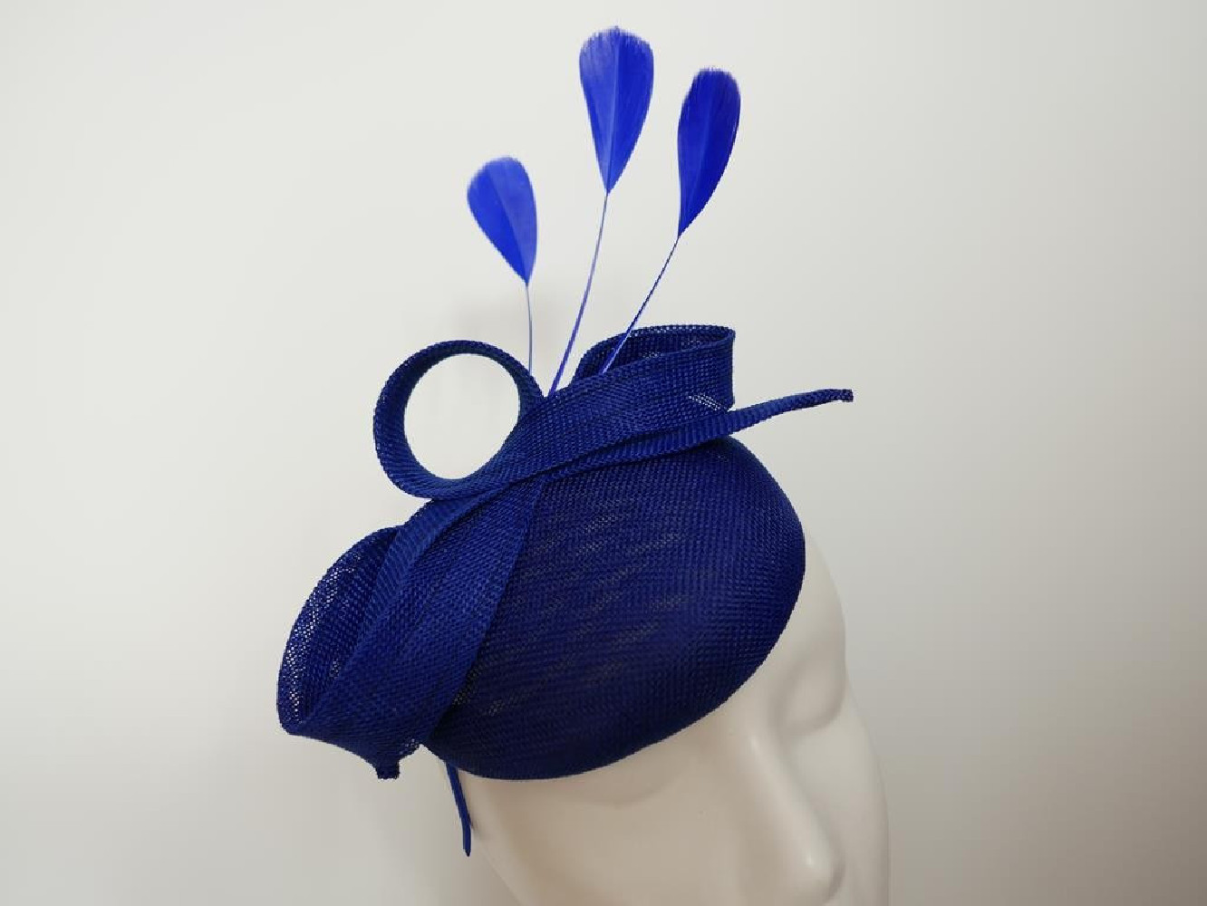Szafirowy fascynator z lnu z piórami na przepasce
