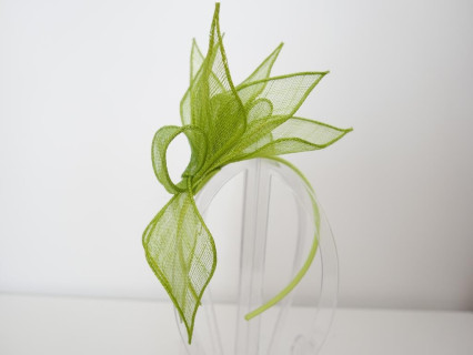 Limonkowy fascynator z sinamay na przepasce