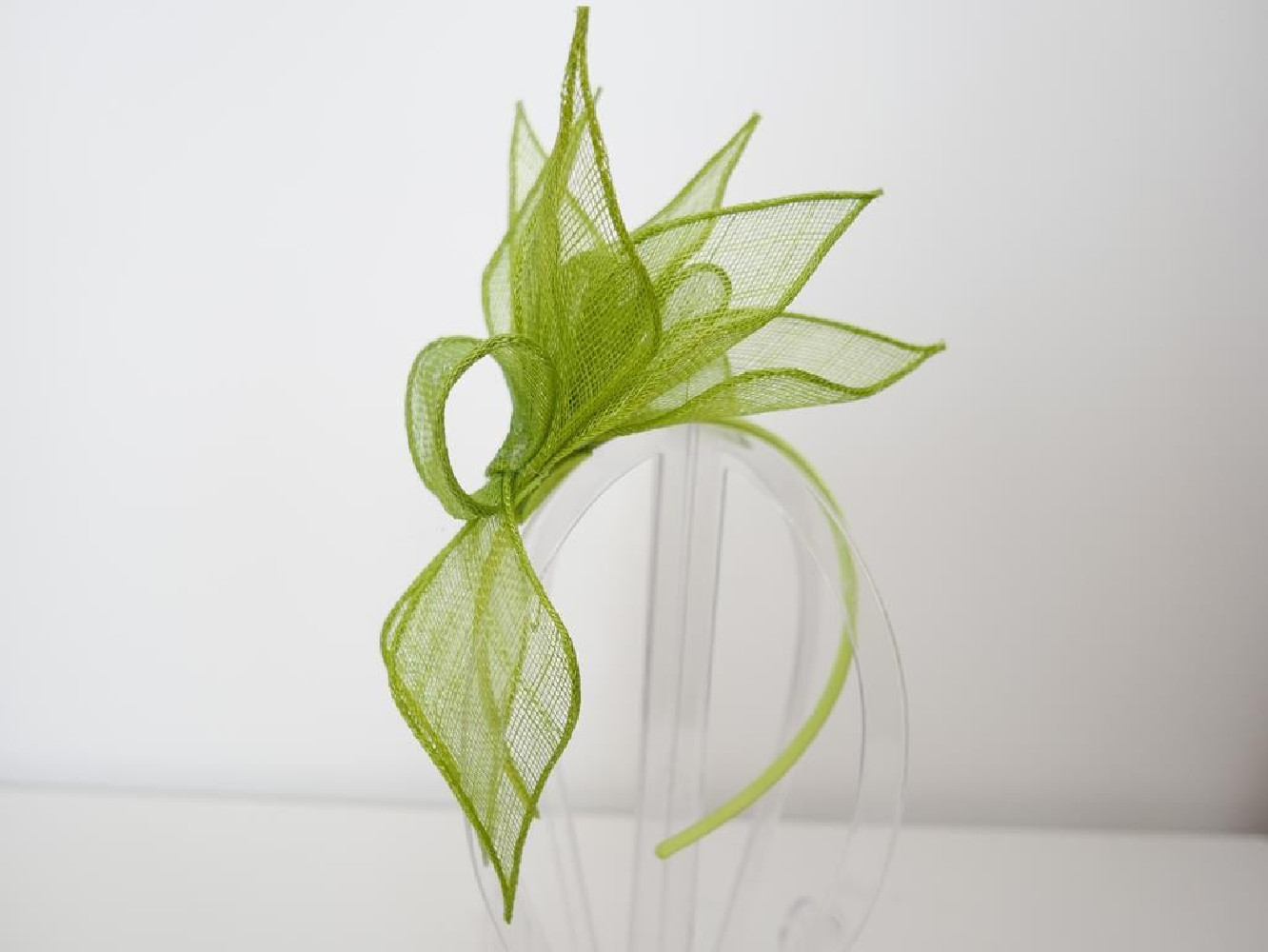 Limonkowy fascynator z sinamay na przepasce