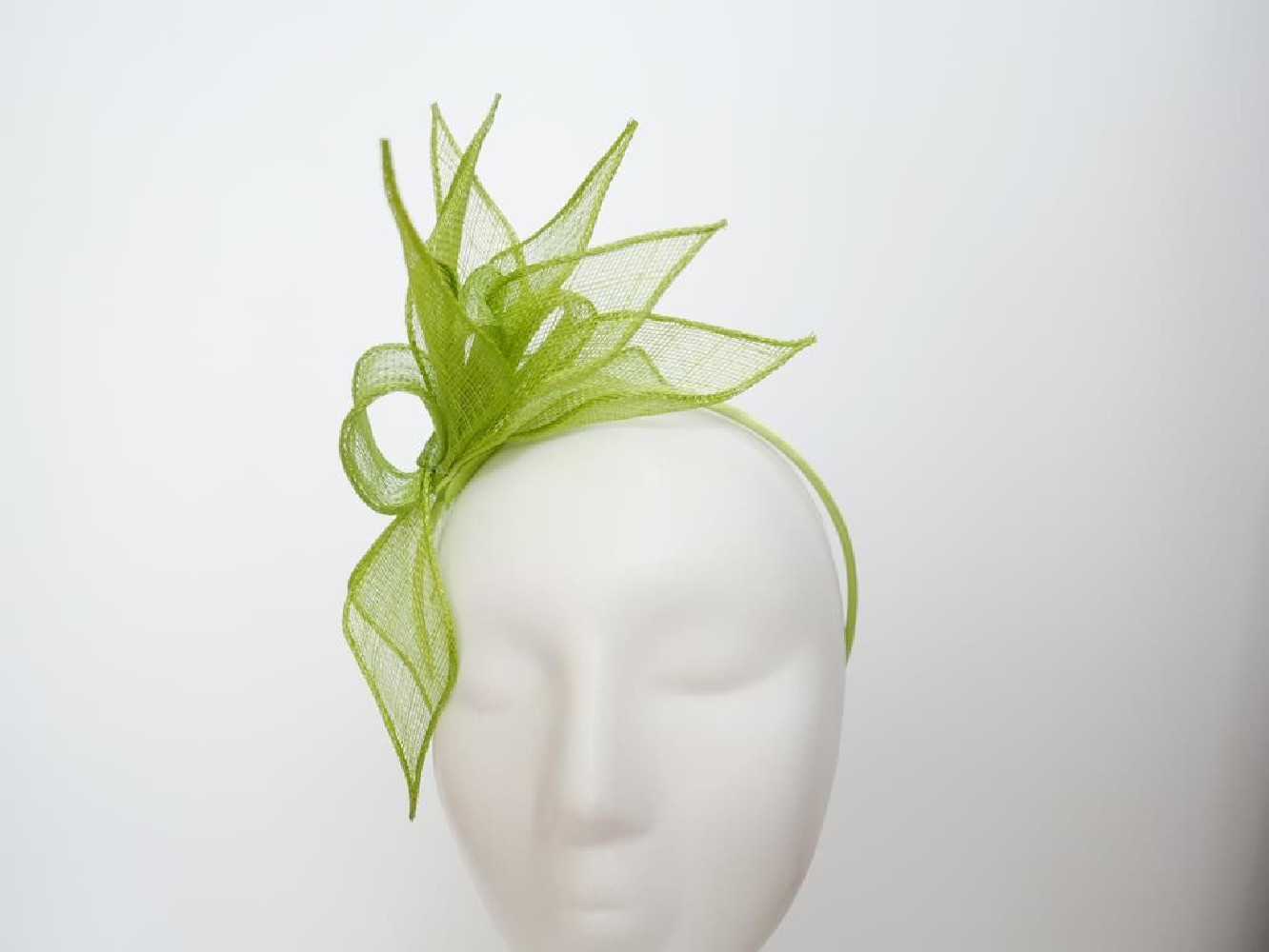 Limonkowy fascynator z sinamay na przepasce
