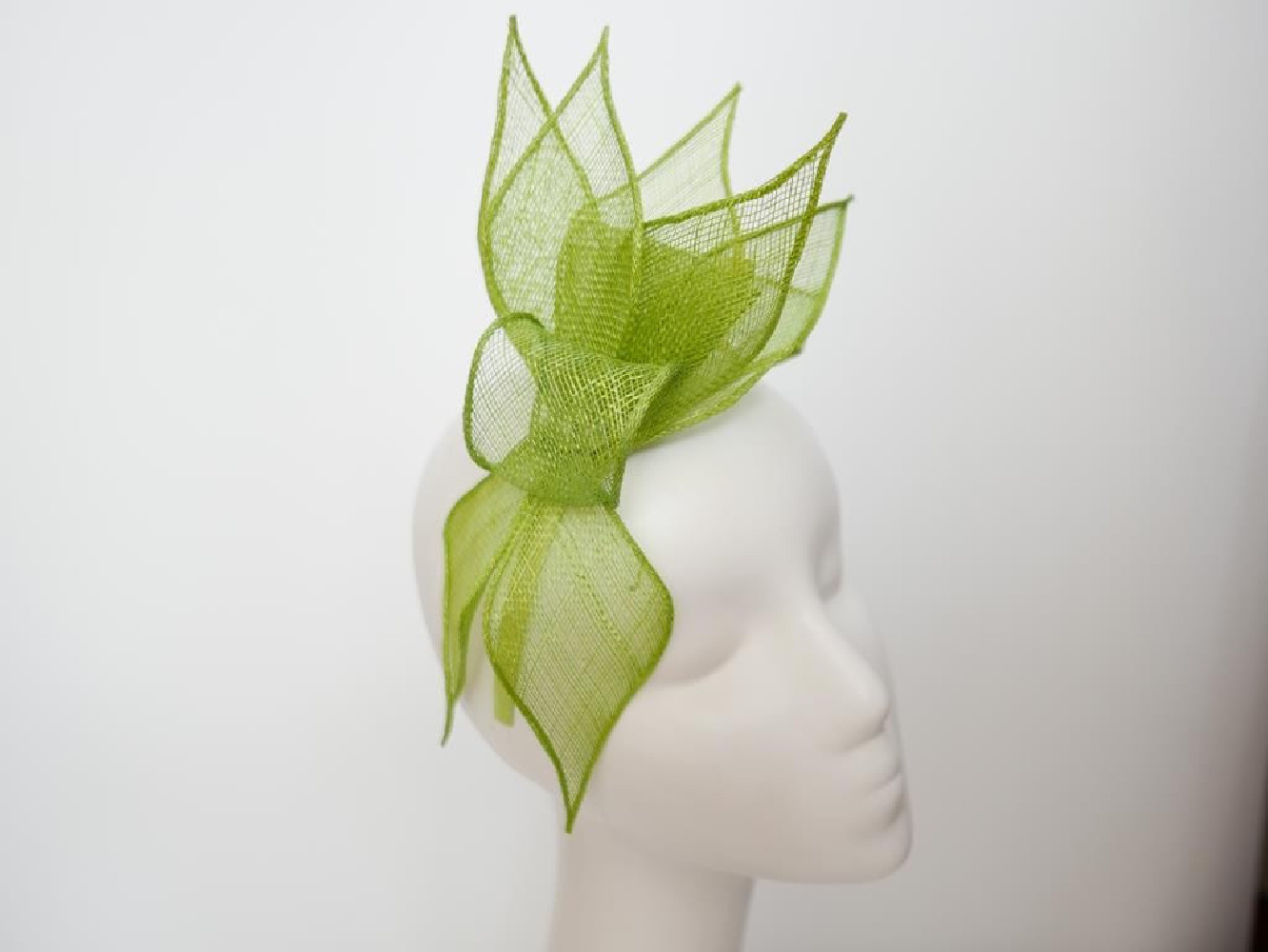 Limonkowy fascynator z sinamay na przepasce