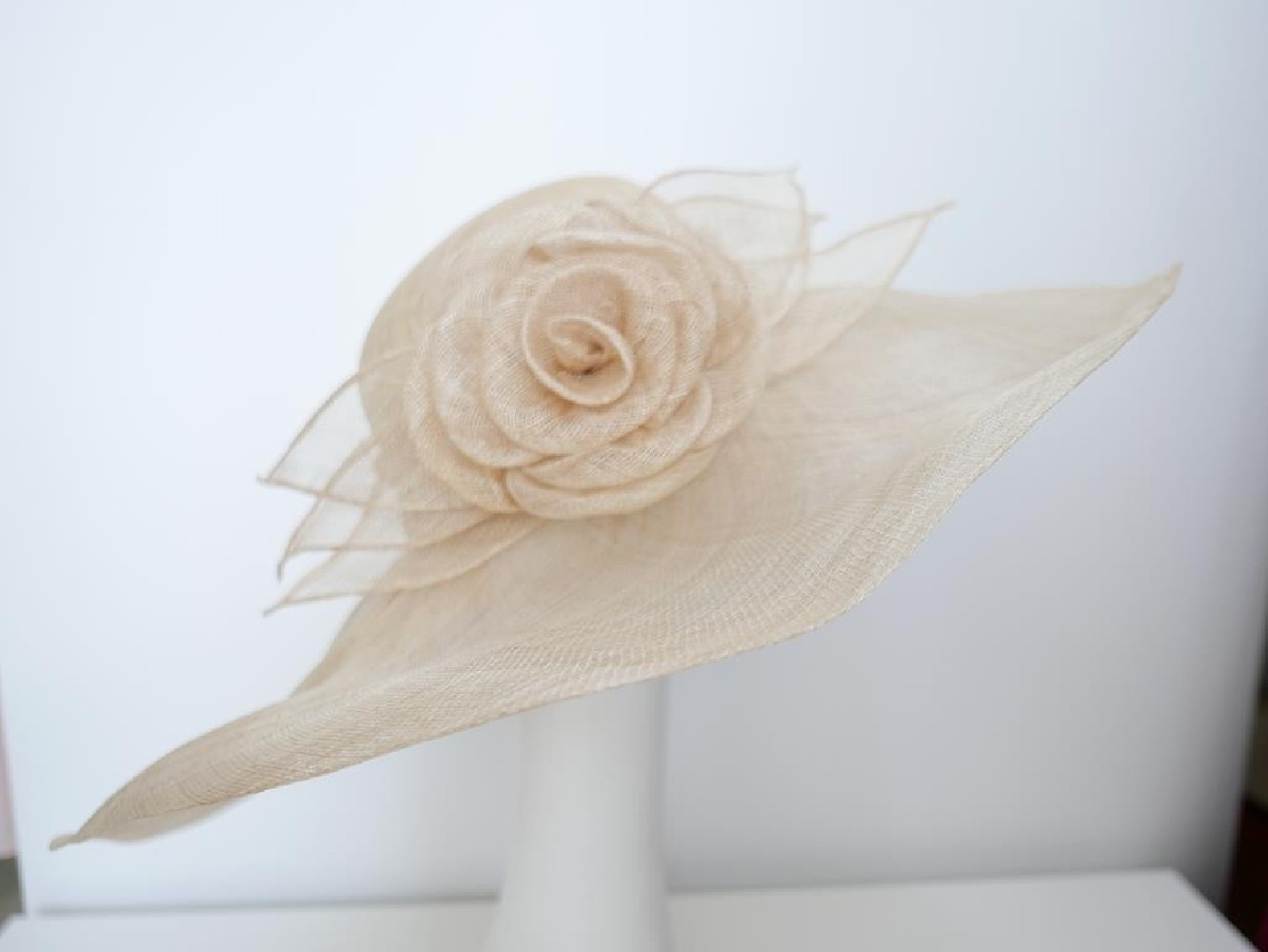 Beżowy kapelusz sinamay z dużym rondem do 57 cm