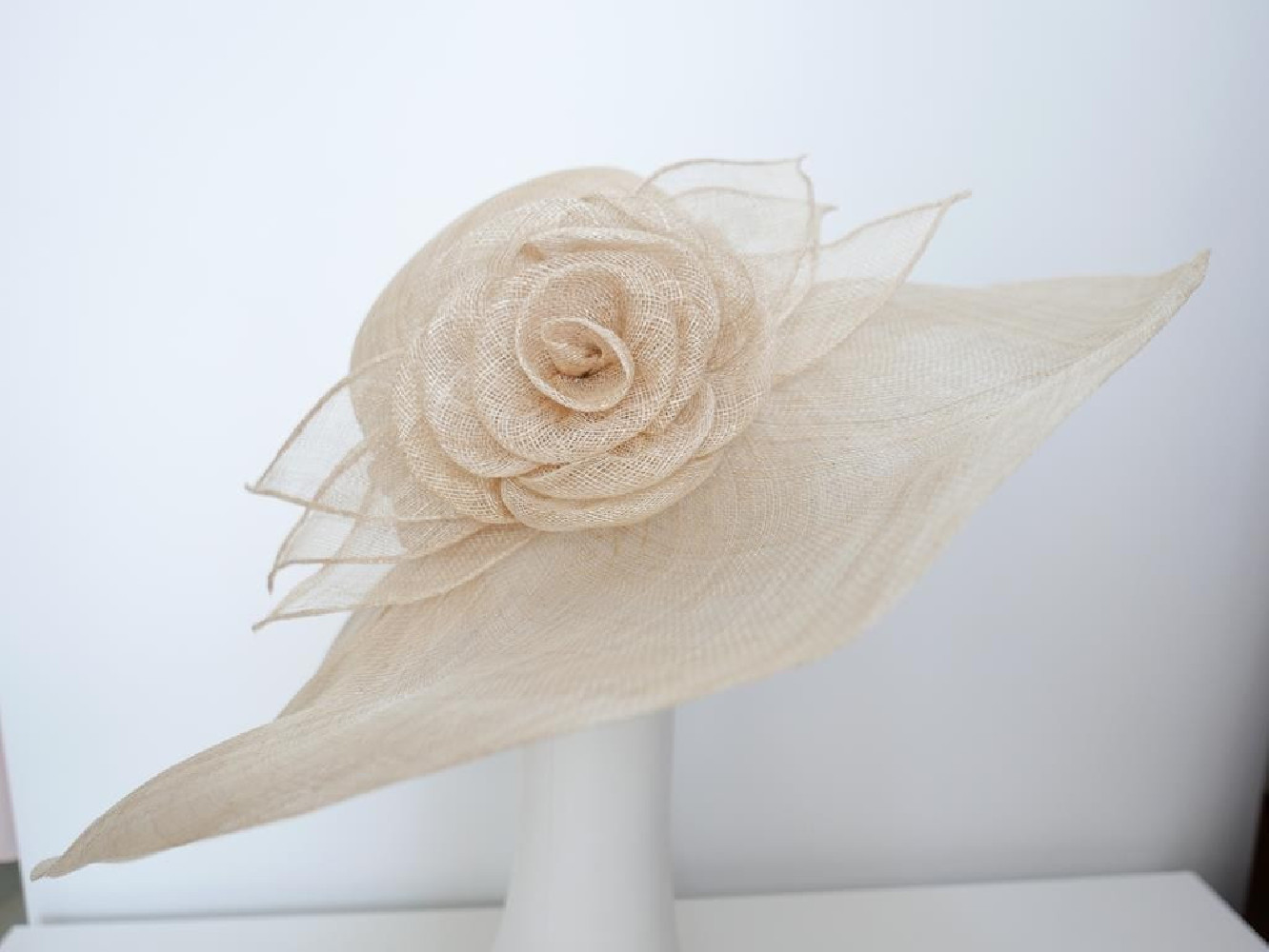 Beżowy kapelusz sinamay z dużym rondem do 57 cm