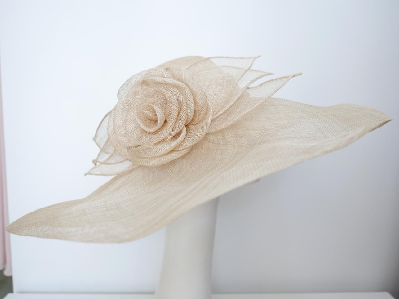 Beżowy kapelusz sinamay z dużym rondem do 57 cm