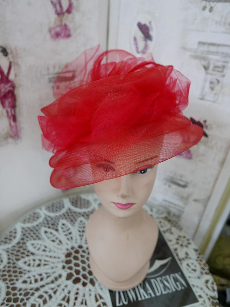 Casablanca czerwony kapelusz koktajlowy z crin
