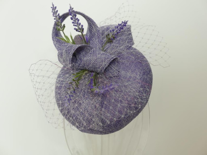 Lawendowy fascynator z lnu z woalką na przepasce