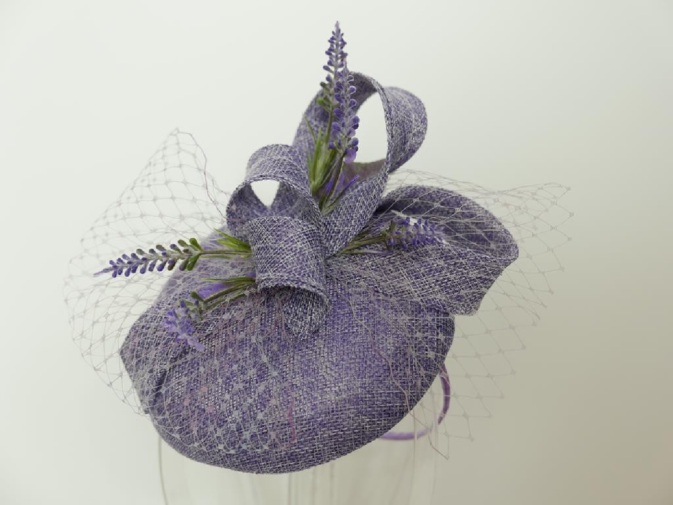 Lawendowy fascynator z lnu z woalką na przepasce