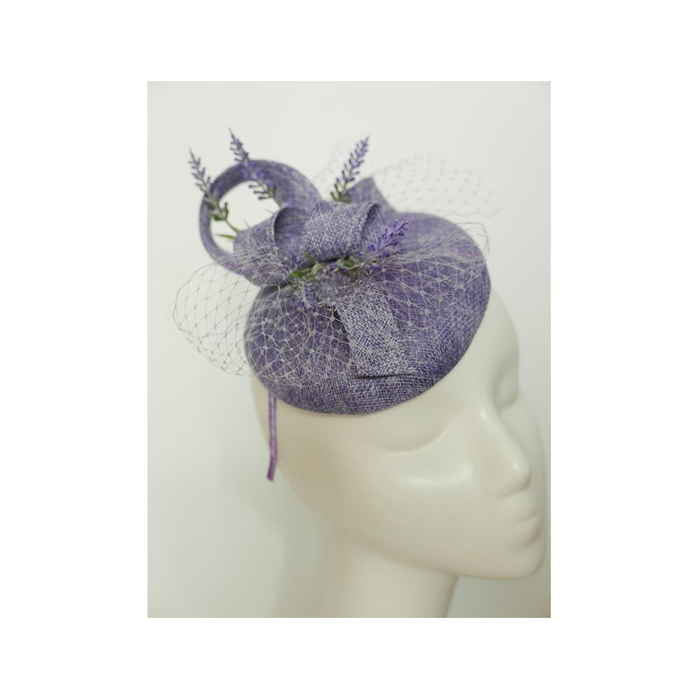 Lawendowy fascynator z lnu z woalką na przepasce