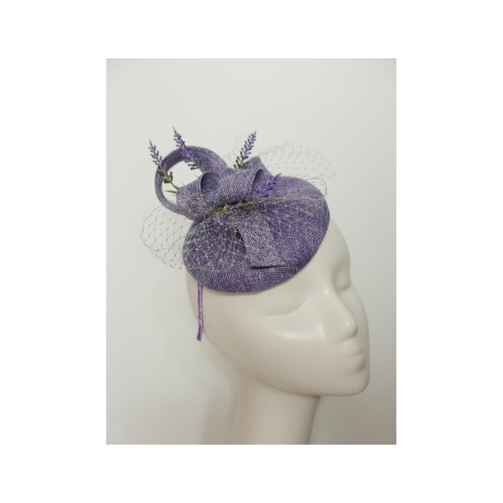 Lawendowy fascynator z lnu z woalką na przepasce