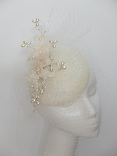 Kremowy fascynator z lnu z kwiatami i woalką na przepasce