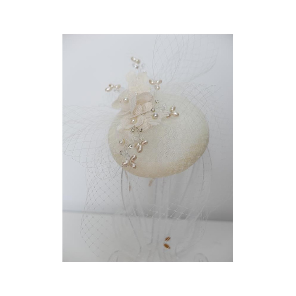 Kremowy fascynator z lnu z kwiatami i woalką na przepasce
