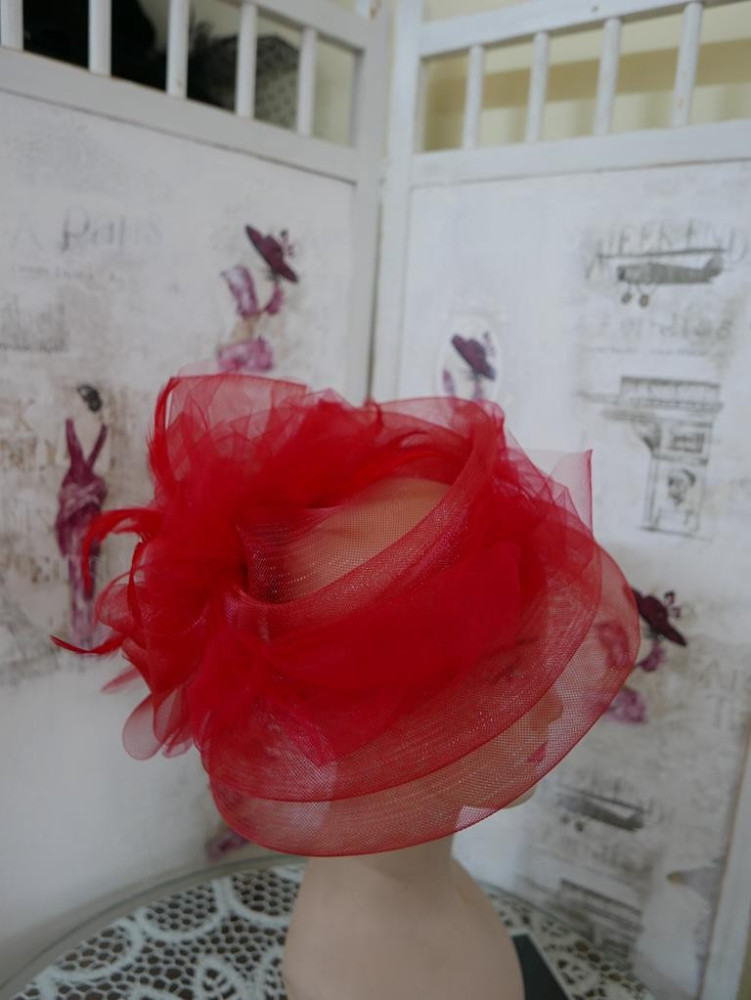 Casablanca czerwony kapelusz koktajlowy z crin