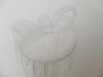 Biały fascynator z lnu z crin i woalką na przepasce