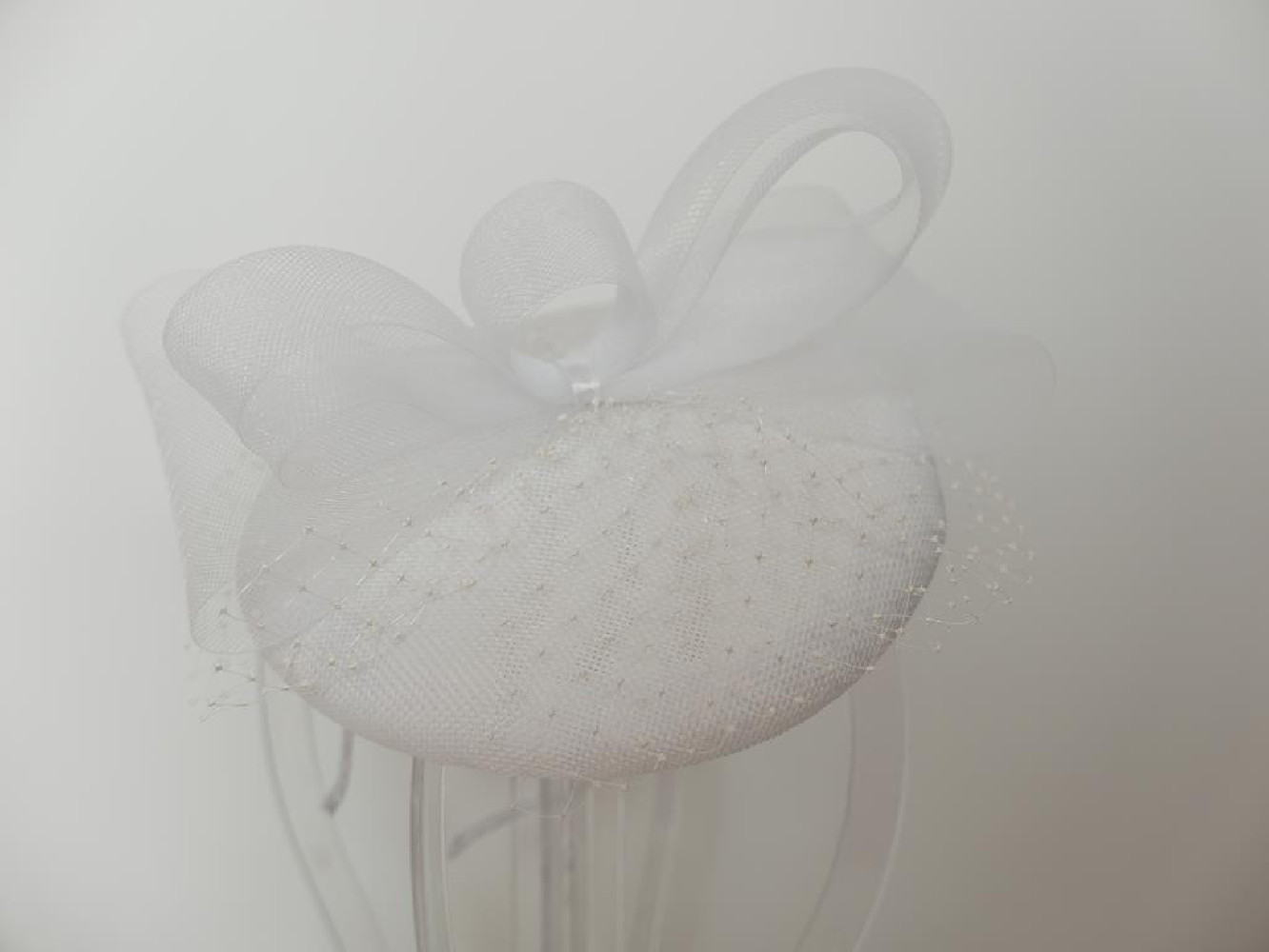 Biały fascynator z lnu z crin i woalką na przepasce
