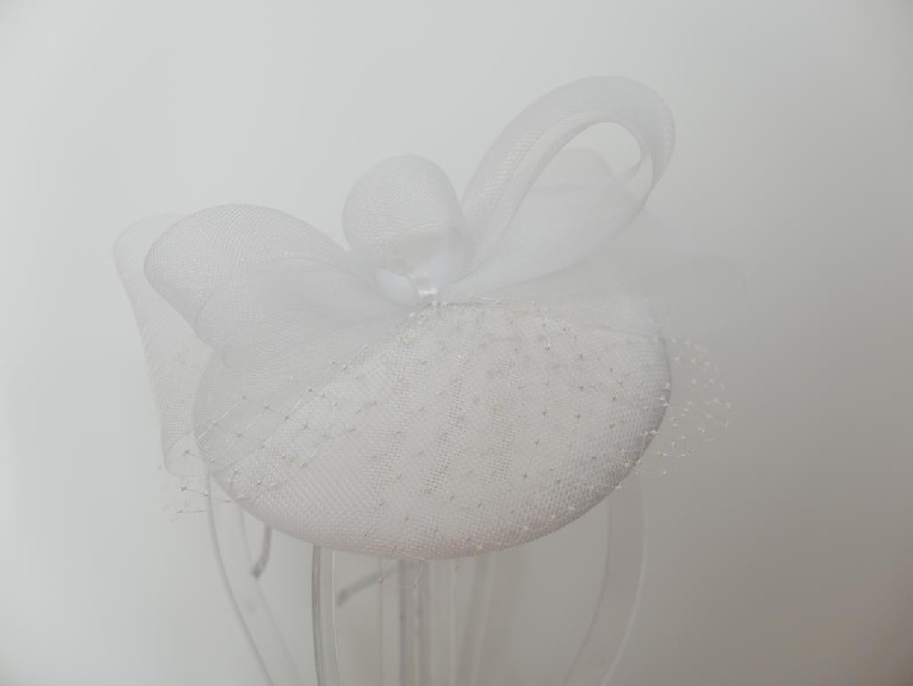 Biały fascynator z lnu z crin i woalką na przepasce
