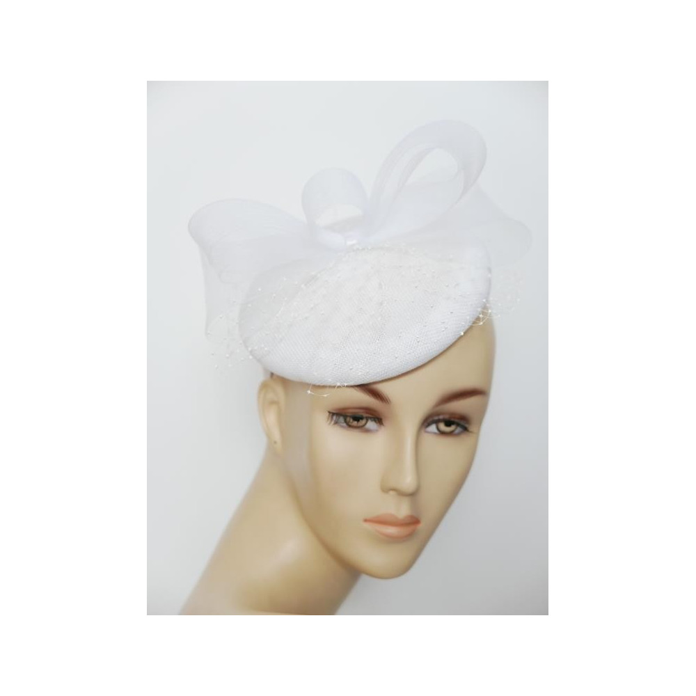 Biały fascynator z lnu z crin i woalką na przepasce