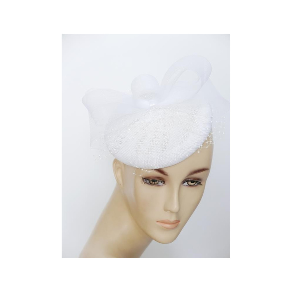 Biały fascynator z lnu z crin i woalką na przepasce