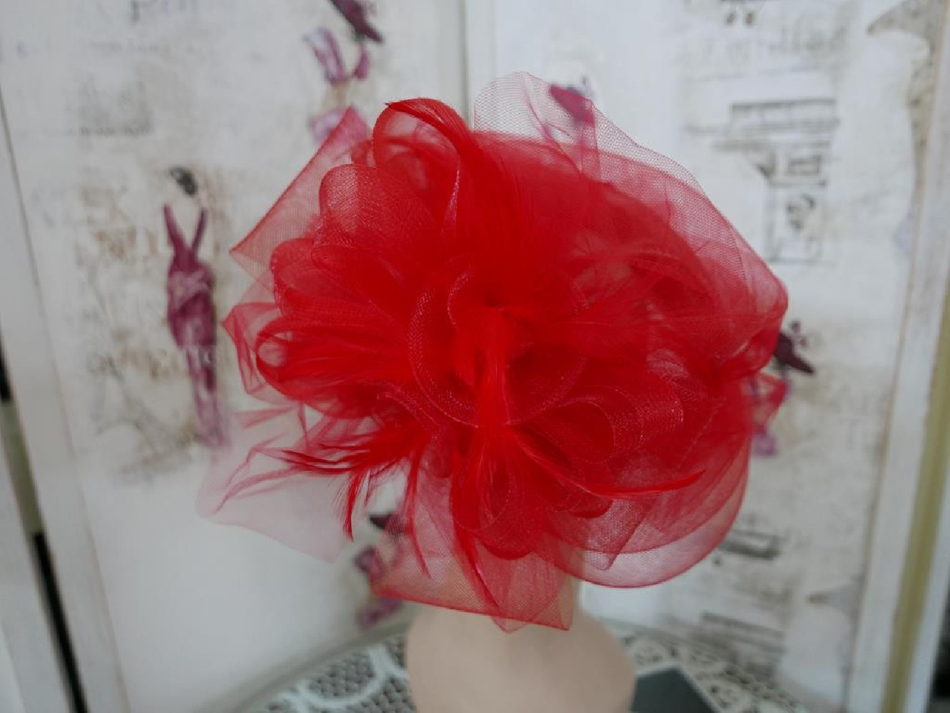 Casablanca czerwony kapelusz koktajlowy z crin